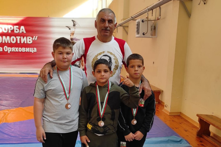 Треньорът Недялко Петров с малите шампиони.