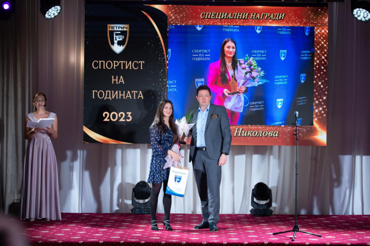 Евелина Николова получава приза от кмета Димитър Бръчков.