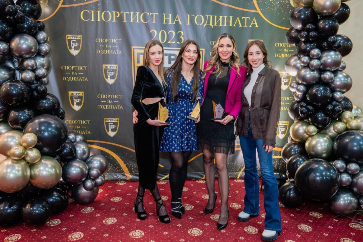 Евелина Николова, втората от ляво на дясно със Силвия Аздреева и Симона Дянкова (вдясно).
