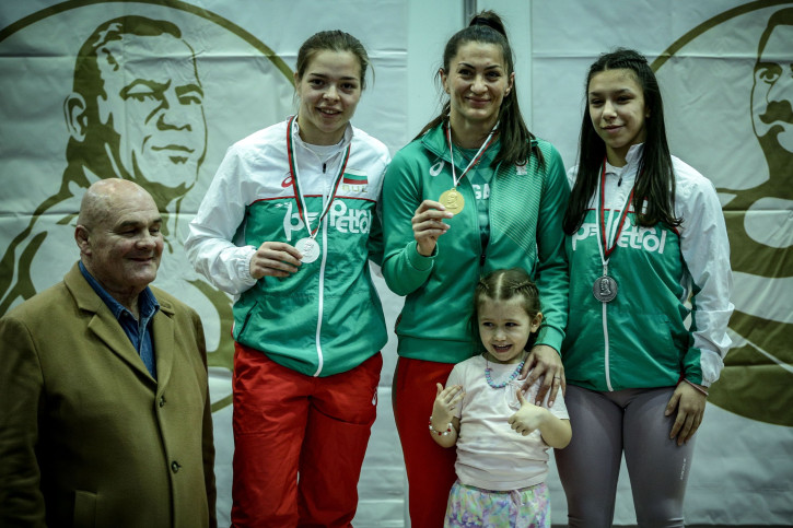 Фатме Шабан, Евелина Николова, Десислава Николова, от ляво на дясно
