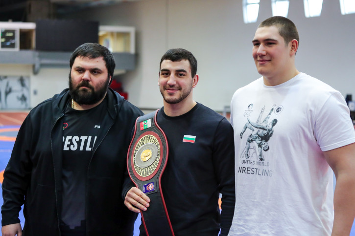 Семен Новиков с пояса и личния си треньор Сослан Фарниев, вляво.