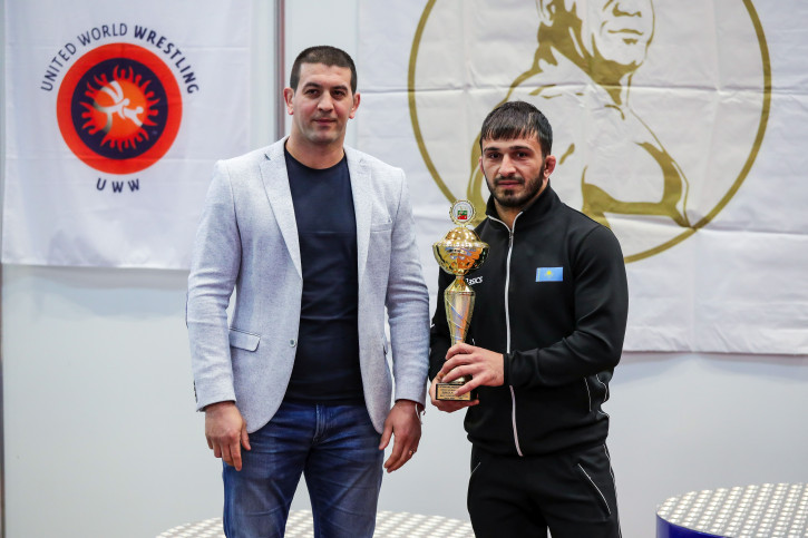 Христо Маринов връчва награда