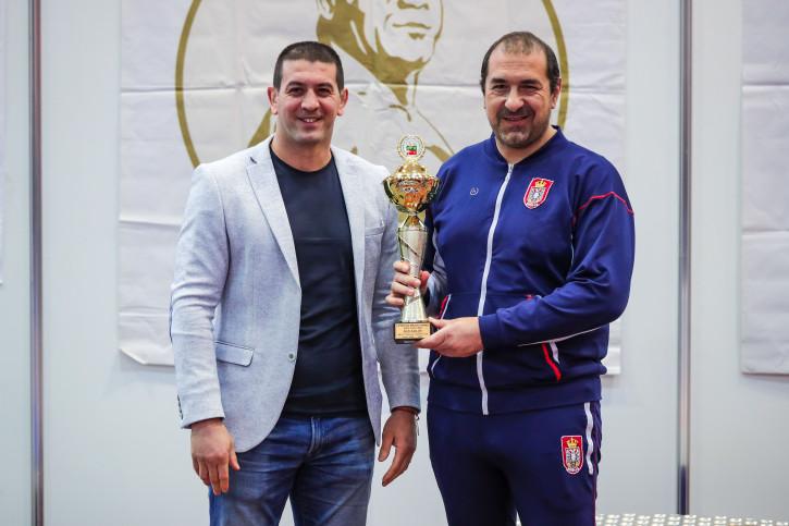 Христо Маринов връчва наградата