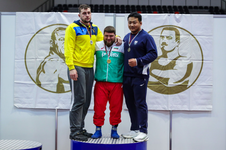 Шампионът Георги Иванов с призьорите на 125 кг