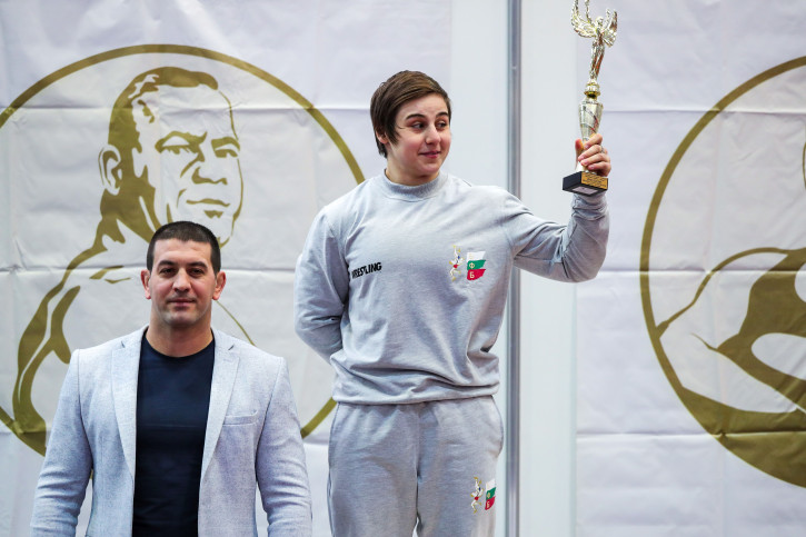 Юлияна Янева с купата на Дан Колов и Христо Маринов