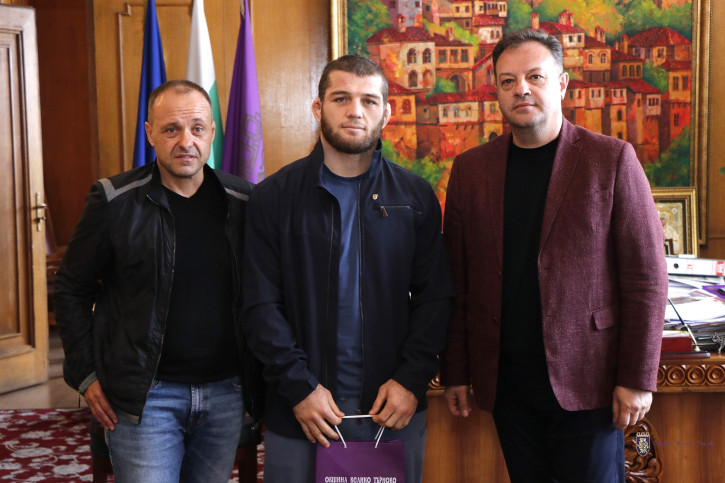 Магомед Рамазанов с кмета Даниел Панов и личния си треньор Мирослав Колев