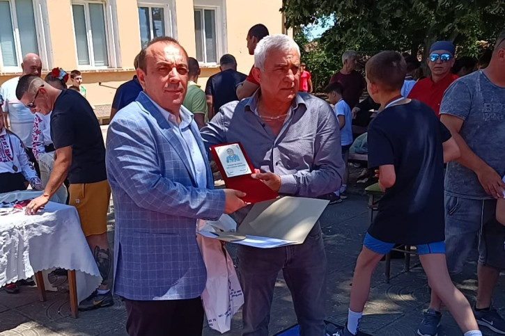 Нено Ненчев награди с плакет Милен Дулев, кмет на Белене, за помощта му в организацията на турнира.