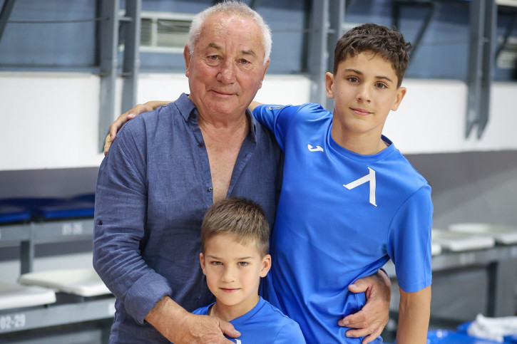 Георги Мърков с внуците си