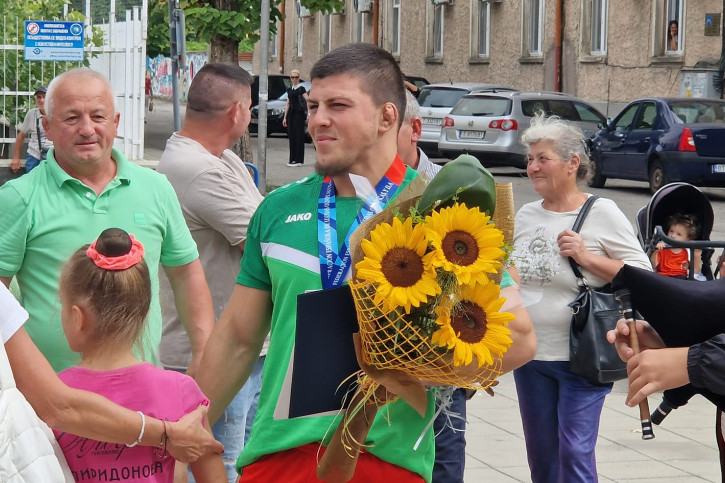 Сали Салиев, посрещане